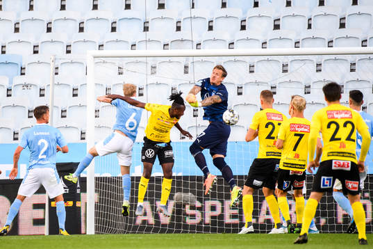 Mjällbys Mamudu Moro oroar framför målvakt Johan Dahlin