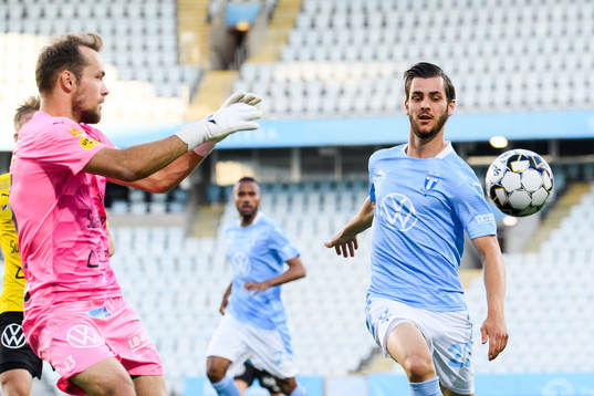 Mjällbys målvakt Carl-Johan Eriksson och Malmö FFs Adi
