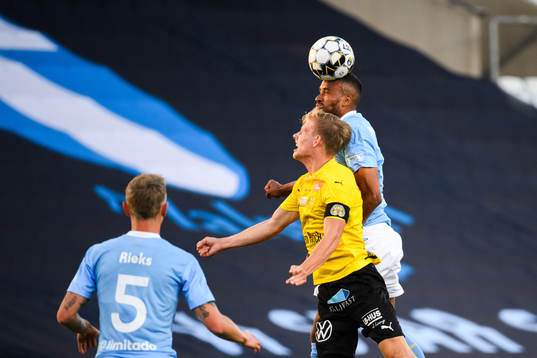 Malmö FFs Isaac Kiese Thelin och Mjällbys Eric Björkander