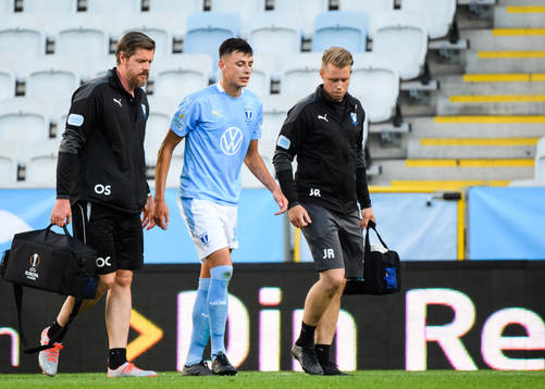 Malmö FFs Anel Ahmedhodzic lämnar planen