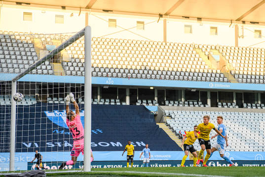 Malmö FFs Anders Christiansen gör 2-0 bakom Mjällbys