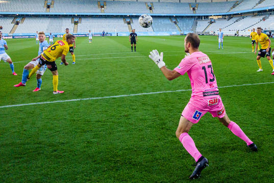 Malmö FFs Anders Christiansen gör 2-0 bakom Mjällbys