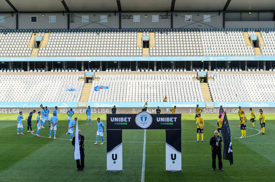 Spelarna ställer upp för tyst minut till minne av de som