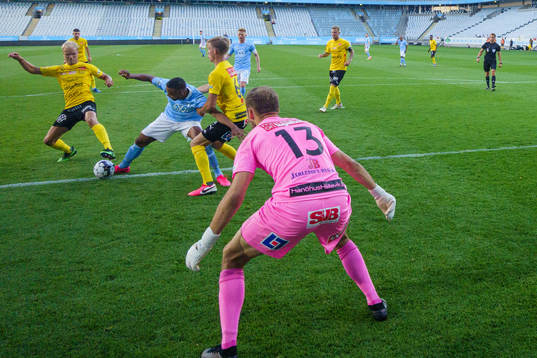Malmö FFs Isaac Kiese Thelin i kamp om bollen framför