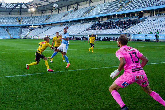 Malmö FFs Guillermo Molins oroar framför Mjällbys