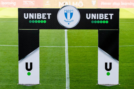 Inmarschbåge med Unibets och Malmö FFs logotype