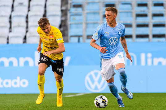 Mjällbys Joel Nilsson jagar Malmö FFs Sören Rieks