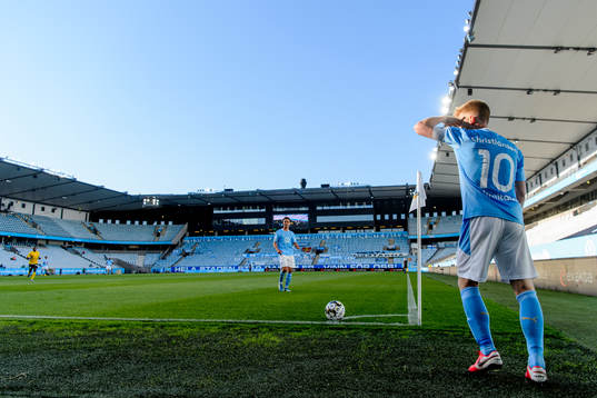 Malmö FFs Anders Christiansen lägger en hörna