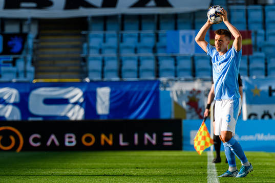 Malmö FFs Jonas Knudsen lägger ett inkast