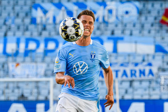 Malmö FFs Jonas Knudsen jagar boll