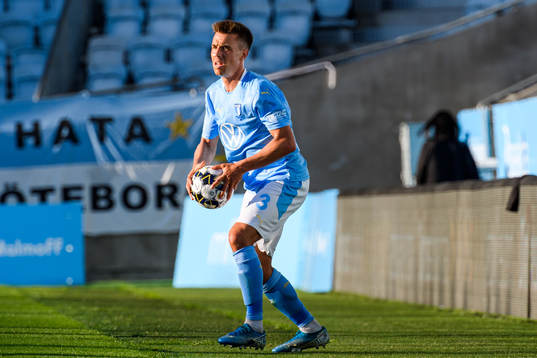 Malmö FFs Jonas Knudsen lägger ett inkast