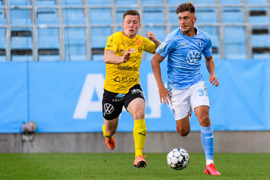 Malmö FFs Tim Prica jagas av Mjällbys Bubacarr Jobe