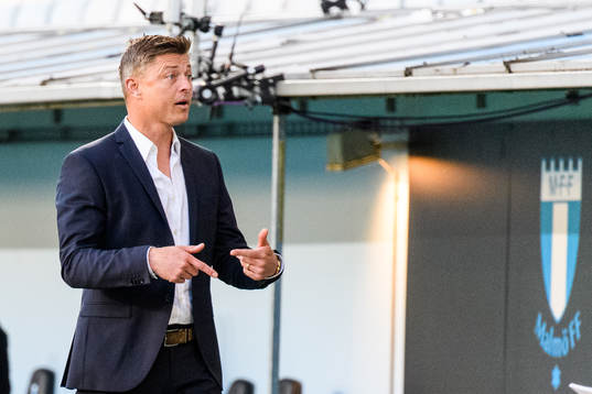Malmö FFs tränare Jon Dahl Tomasson signalerar för byte