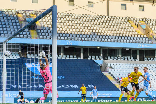 Malmö FFs Anders Christiansen gör 2-0 bakom Mjällbys