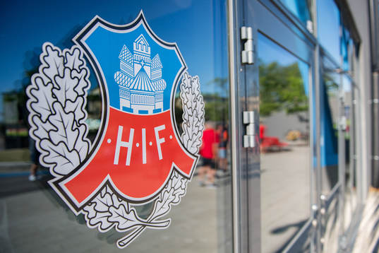 Helsingborgs klubbmärke utanför arenan