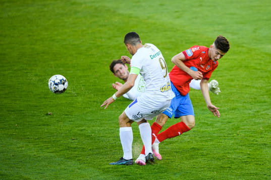 Helsingborgs Armin Gigovic och Varbergs Astrit Seljmani