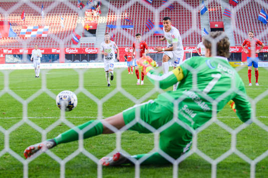 Varbergs Astrit Seljmani gör 0-2 bakom Helsingborgs