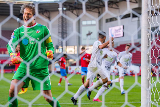 Helsingborgs målvakt Anders Lindegaard reagerar