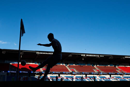 Varbergs Albin Winbo slår en hörna