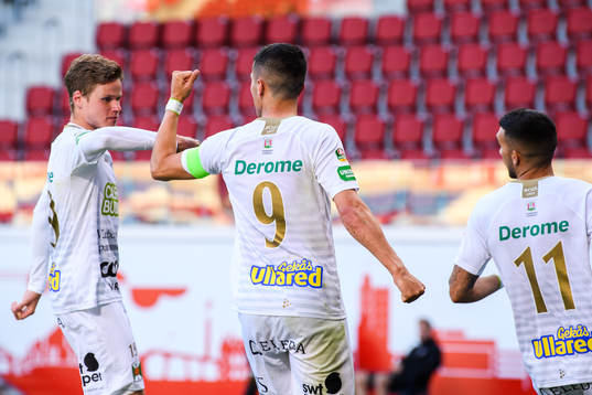 Varbergs Gustav Norlin och Astrit Seljmani jublar
