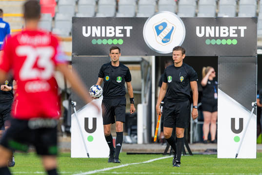 domare Magnus Lindgren före fotbollsmatchen i Superettan