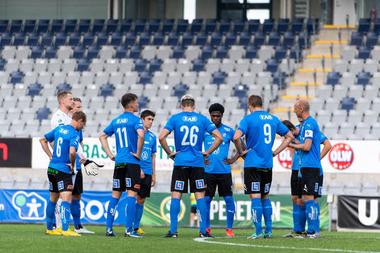 Halmstads spelare samlade före fotbollsmatchen i