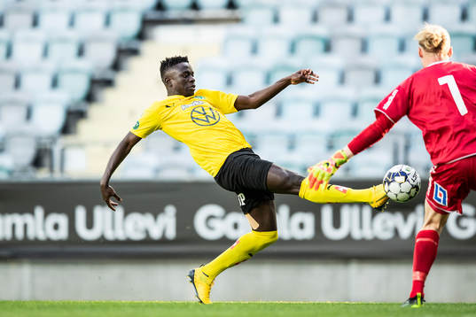 Jönköpings Eric Omondi och GAIS målvakt Mathias Karlsson