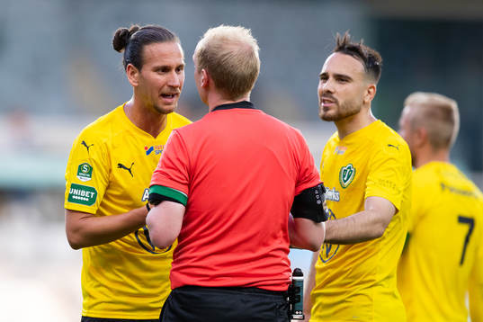 Jönköpings Edin Hamidovic pratar med domare Per Melin