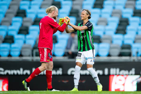 GAIS målvakt Mathias Karlsson jublar ihop med Fredrik