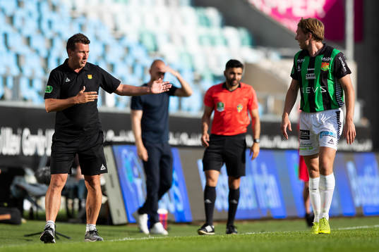 GAIS tränare Stefan Jacobsson instruerar August Wängberg