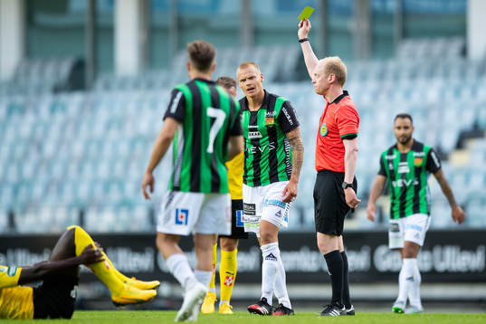 GAIS Jesper Brandt får ett gult kort av domare Per Melin