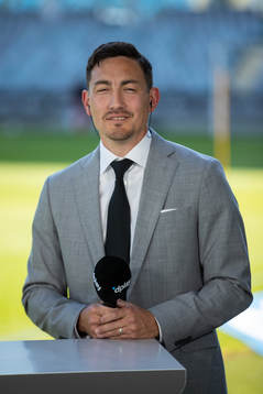 Dplays expert Stefan ishizaki innan fotbollsmatchen i
