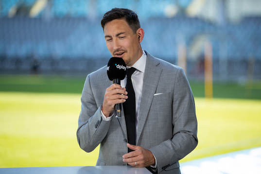 Dplays expert Stefan ishizaki innan fotbollsmatchen i