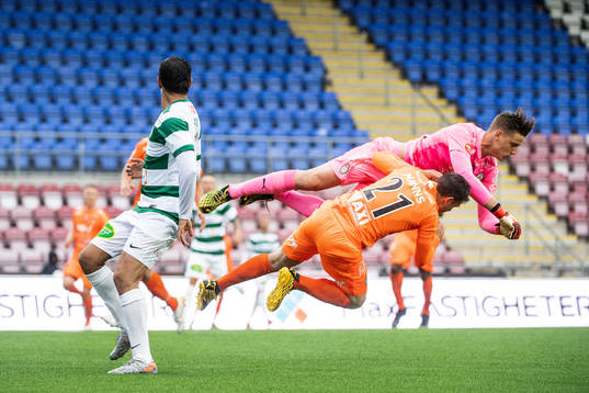 AFC Eskilstunas målvakt Wille Jakobsson kolliderar med