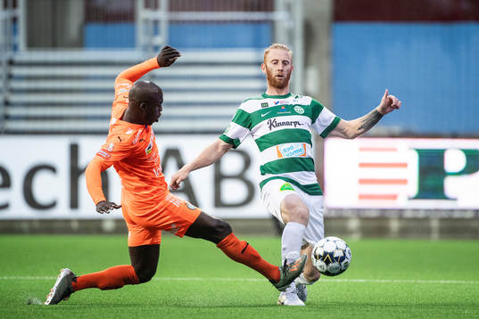 AFC Eskilstunas Lesly de Sa och Västerås Calle Svensson