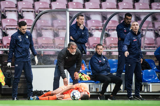 AFC Eskilstunas tränare Özcan Melkemichel tittar till