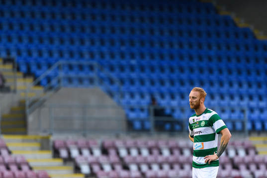 Västerås Calle Svensson framför tomma läktare