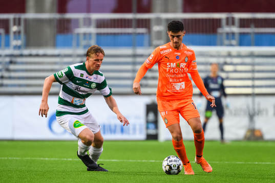 Västerås Douglas Karlberg och AFC Eskilstunas Ismet