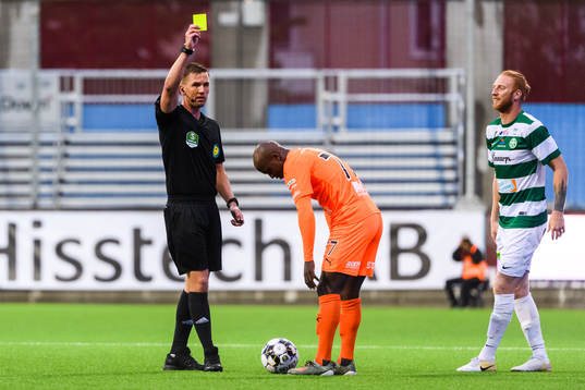 Domare Fredrik Hansson tilldelar en varning till AFC