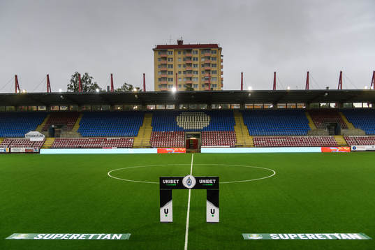 Vy över Tunavallen med Unibet och Superettan-loggor