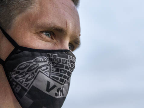 Västerås supporter Peter Sandberg följer fotbollsmatchen