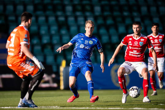 Sundsvalls Pontus Engblom mot Umeås målvakt Cameron Hogg