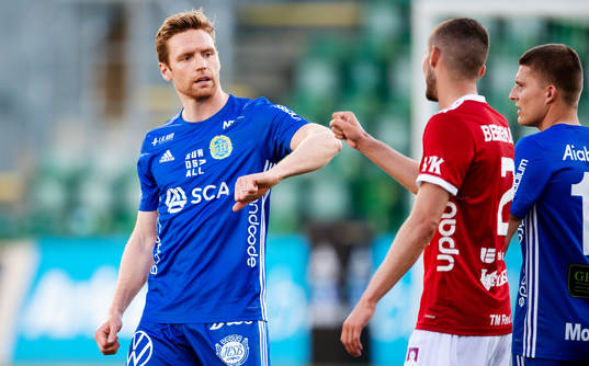 Sundsvalls David Myrestam och Umeås Jakob Bergman tackar