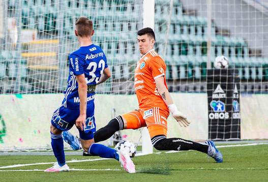 Sundsvalls Albin Palmlöf gör 1-1 bakom Umeås målvakt
