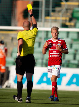 Umeås Jens Stigedahl får gult kort av domare Patrik