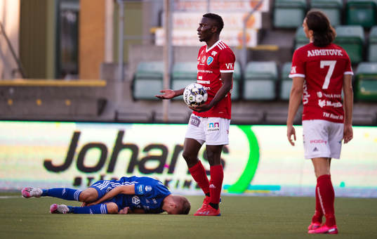 Sundsvalls Albin Palmlöv ligger skadad och Umeås Alexis