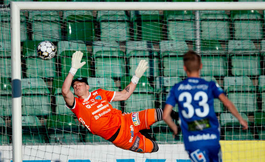 Umeås målvakt Cameron Hogg ser bollen gå i stolpen