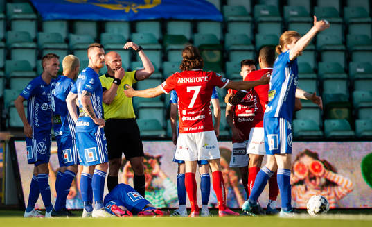 Domare Patrik Eriksson tillkallar sjukvårdare när