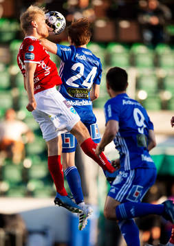 Umeås Jens Stigedahl får en armbåge på halsen av