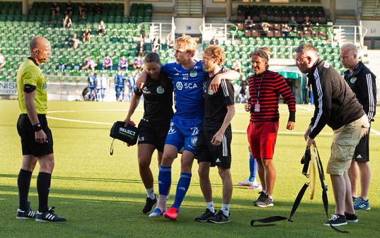 Domare Patrik Eriksson ser på när Sundsvalls Pontus